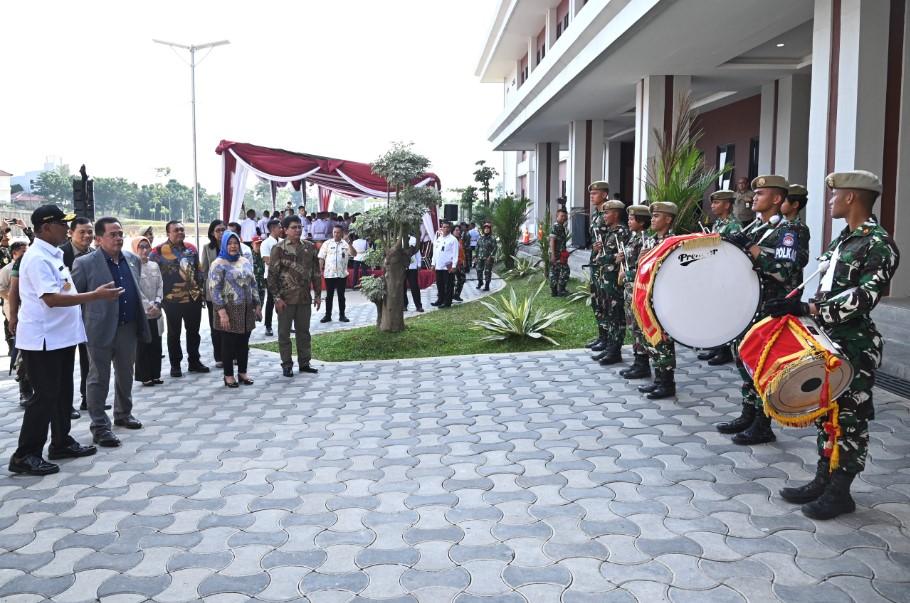 Indra Iskandar meninjau latihan orkestra dan paduan suara mahasiswa Universitas Pertahanan Jelang Sidang Tahunan 2025