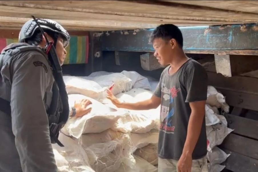 Penyelundupan 400 Karung Bawang Merah Digagalkan Bakamla di Perairan Batam