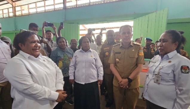 Ribka Haluk Pastikan Distribusi Kotak Suara PSU Pilkada Papua Aman dan Lancar