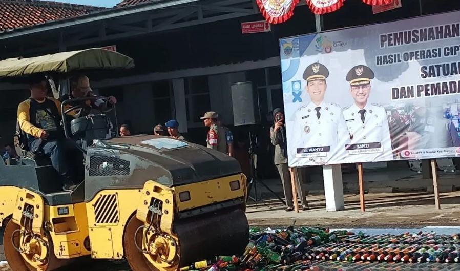 Pemkab Cianjur Musnahkan 1.387 Botol Miras Hasil Razia Selama Dua Bulan