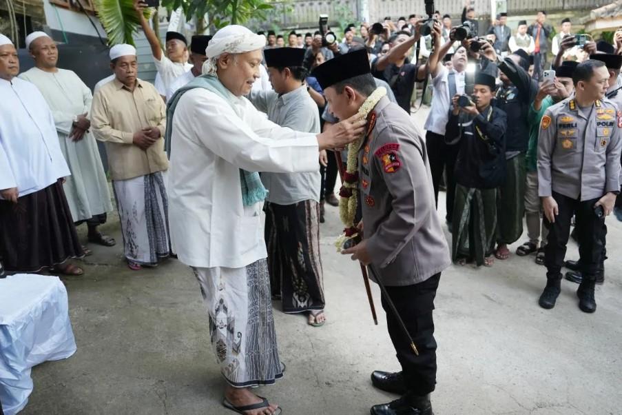 Kapolri Minta Nasihat Ulama di Ponpes Banyuanyar untuk Perkuat Komitmen Jaga NKRI