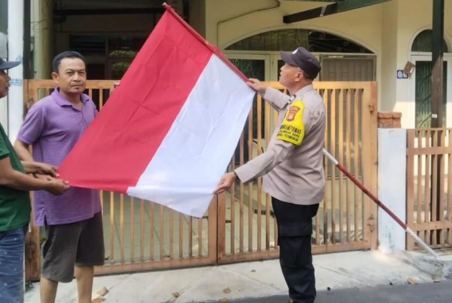 Polisi Bagikan 900 Bendera Merah Putih di Jakarta Barat Sambut HUT ke-80 RI