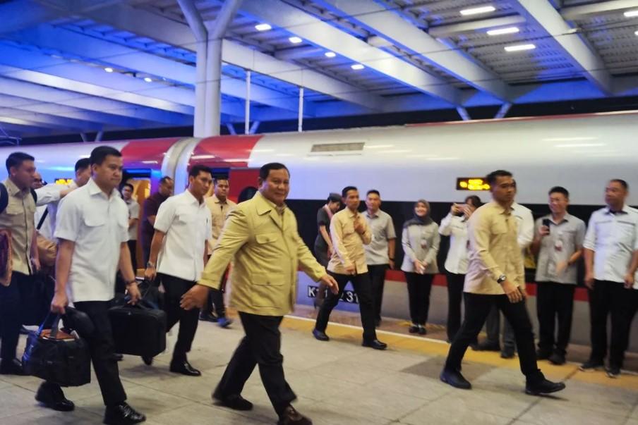 Presiden Prabowo Terkesan dengan Kereta Cepat Whoosh, Disambut Hangat Warga di Stasiun Tegalluar