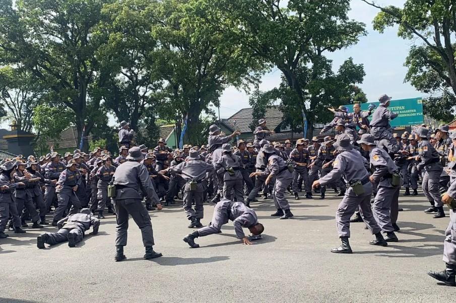 Mahasiswa Ikatan Kerja ITPLN Digembleng di Barak Militer: Disiapkan Jadi Profesional Tangguh PLN