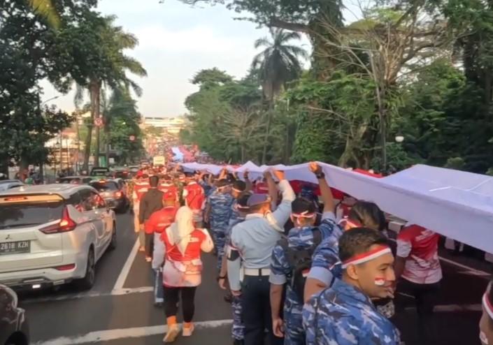 Kota Bogor Gelar Kirab Bendera Merah Putih Raksasa Sepanjang 500 Meter Sambut HUT ke-80 RI