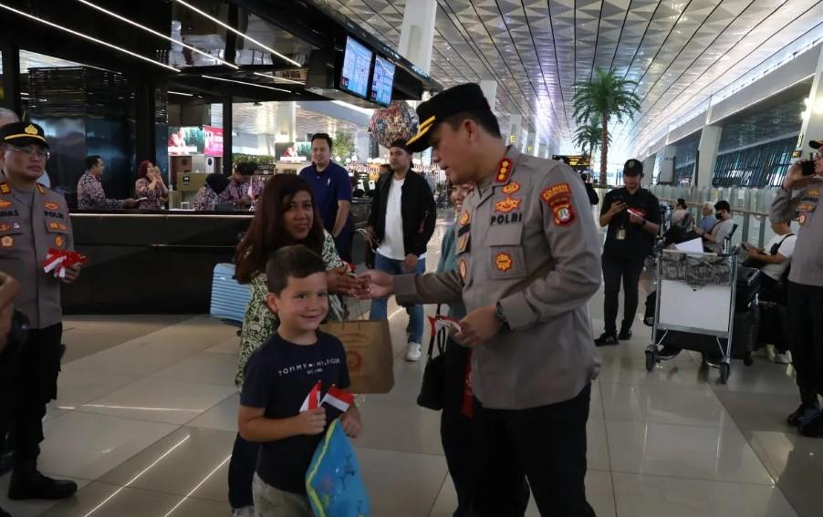 Polresta Bandara Soetta Bagikan 5.000 Bendera Merah Putih Sambut HUT RI ke-80