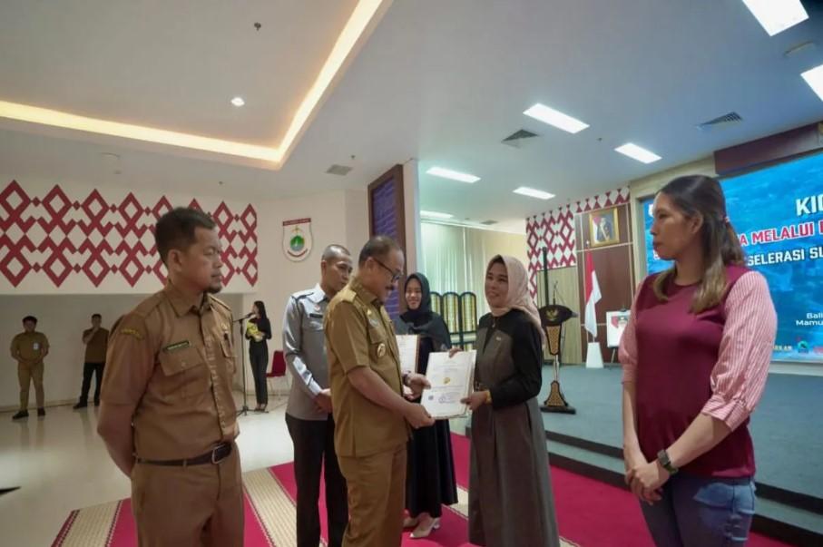 Pemprov Sulbar Serahkan 66 Sertifikat Merek Dagang, Dorong UMKM Kuasai Pasar Digital