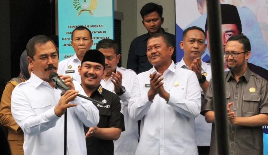 Menteri Imipas Salurkan 2.500 Paket Sembako di Bekasi untuk Peringati HUT ke-80 RI