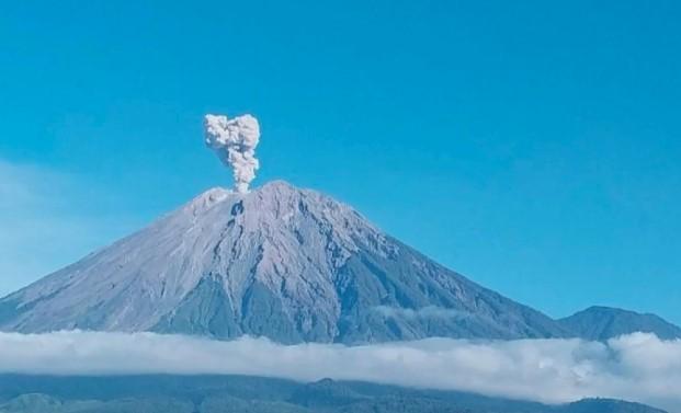 Gunung Semeru Erupsi Lima Kali Pagi Ini, Kolom Abu Capai 1 Kilometer