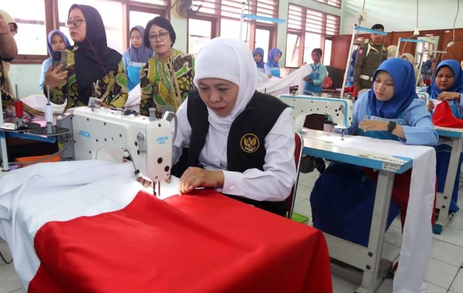Ribuan Pelajar Jawa Timur Jahit Bendera Merah Putih untuk Tiga Rekor MURI di HUT ke-80 RI