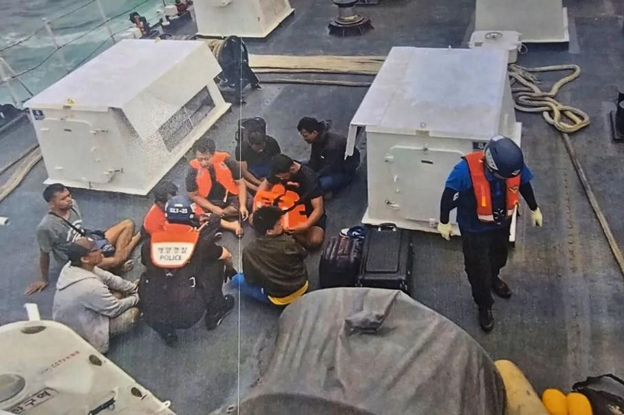 Bakamla RI dan Korea Coast Guard Selamatkan Delapan ABK WNI Korban Dugaan TPPO di Perairan Korea Selatan