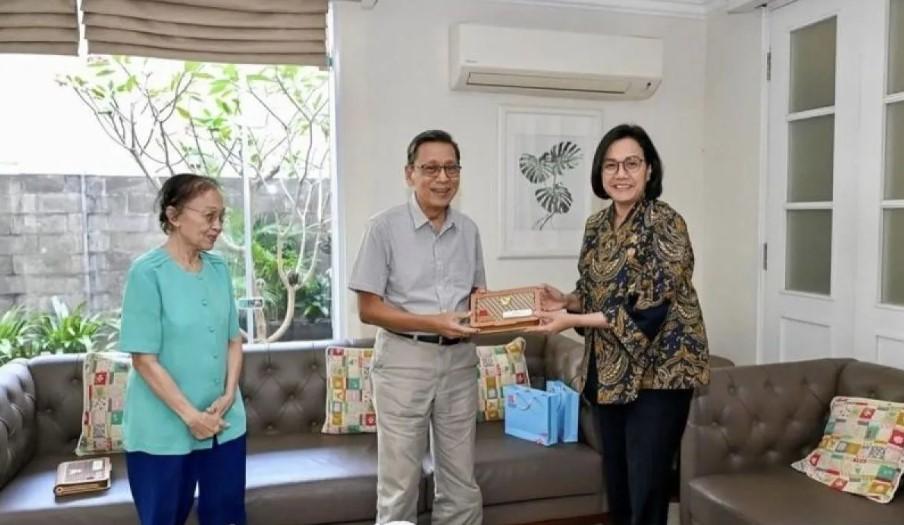 Presiden Prabowo Utus Sri Mulyani Sampaikan Undangan HUT RI ke Boediono