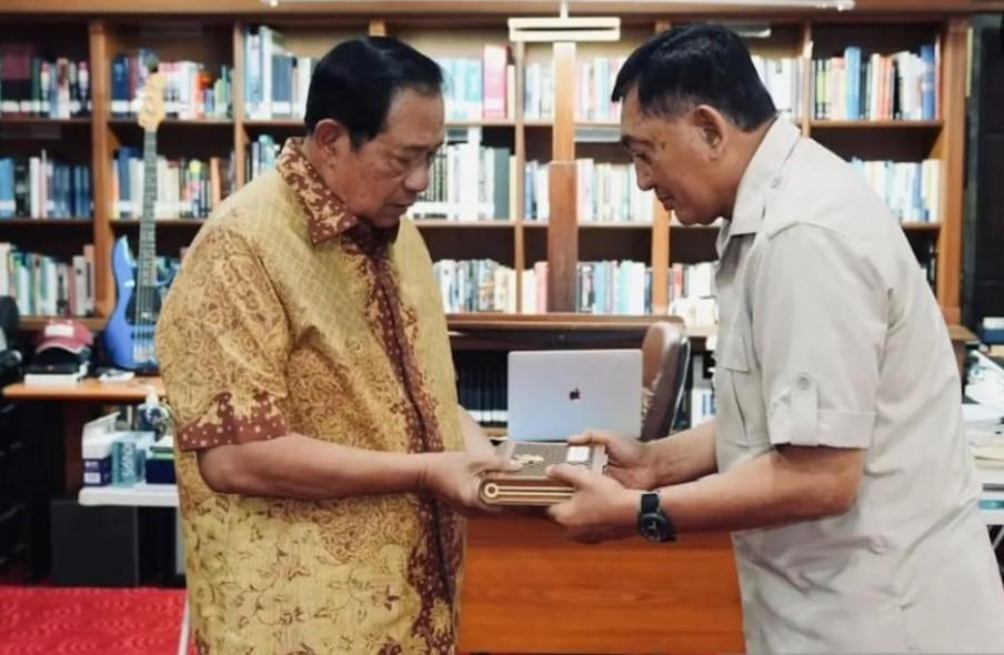 Menteri Pertahanan Sjafrie Sjamsoeddin Sampaikan Undangan HUT ke-80 RI kepada SBY atas Perintah Presiden Prabowo
