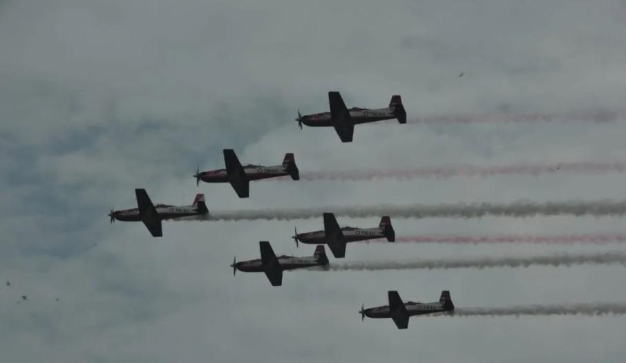 Latihan Udara Spektakuler Tim Jupiter Aerobatik TNI AU Hiasi Langit Halim Jelang HUT ke-80 RI