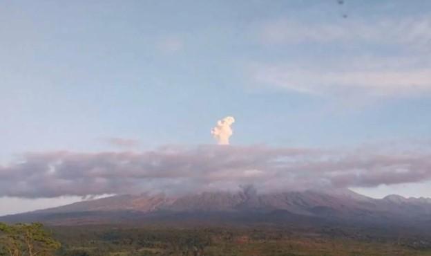 Gunung Semeru Erupsi Empat Kali dalam Sehari, Kolom Letusan Capai 900 Meter