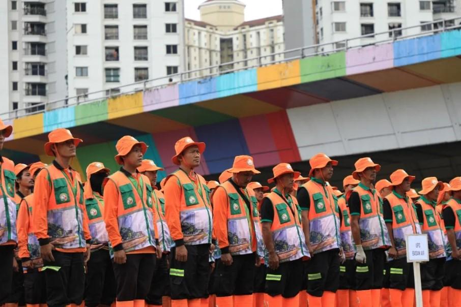 Petugas DLH DKI Jakarta Dikerahkan Besar-Besaran untuk Jaga Kebersihan HUT ke-80 RI