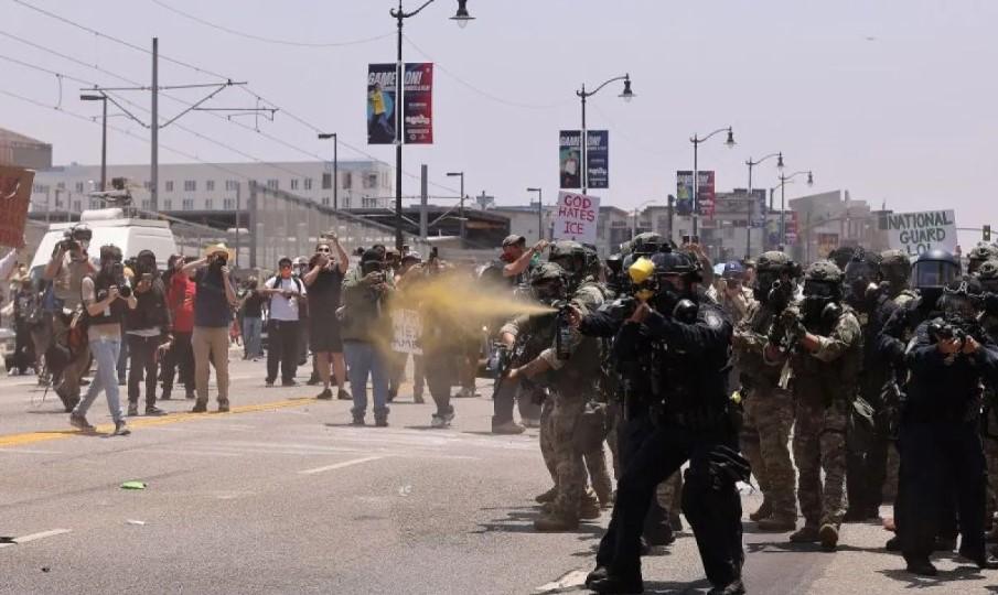 Aksi Protes Warga Washington DC Tolak Pemeriksaan Besar-Besaran Aparat Federal