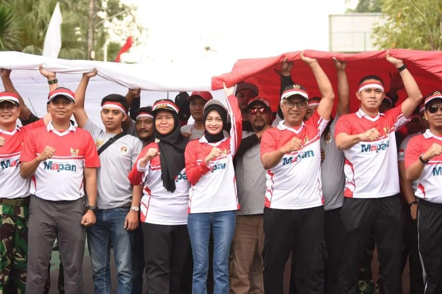Kirab Merah Putih Raksasa Warnai Peringatan HUT Ke-80 RI di Gunung Klotok Kediri