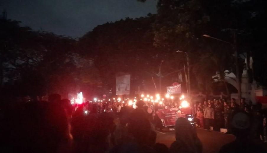 Pawai Obor HUT ke-80 RI di Serang Meriah, Ribuan Warga Tumpah Ruah