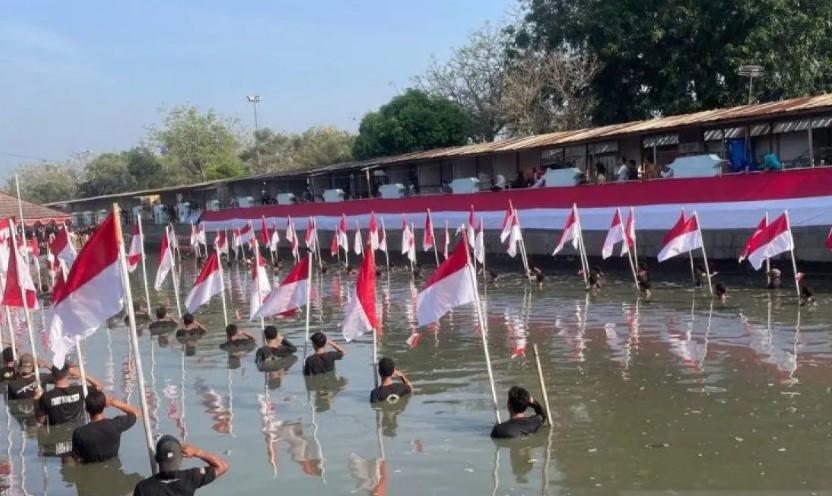Puluhan Pemuda Sukadiri Gelar Upacara Bendera di Kanal Banten Lama, Angkat Potensi Kampung Wisata