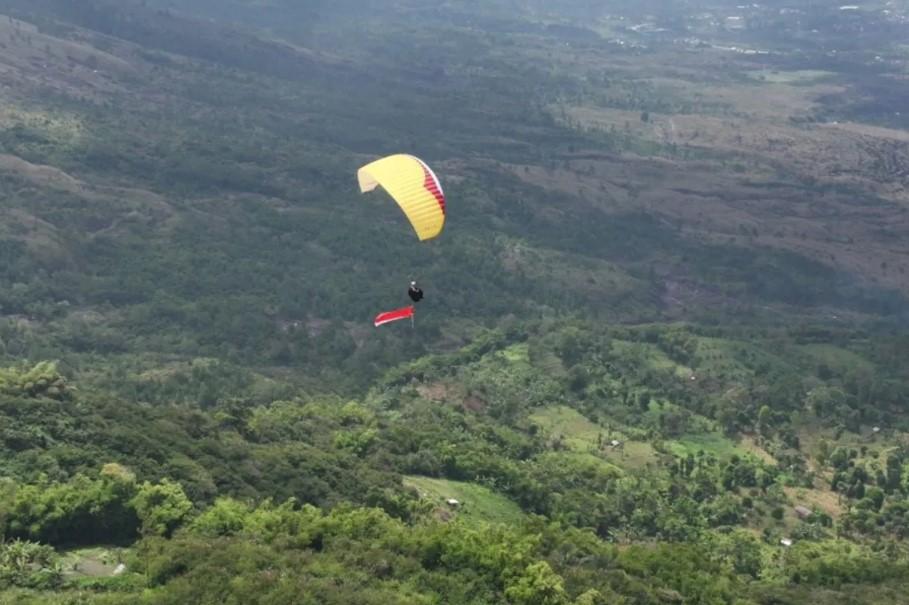 Polres Garut Kibarkan Merah Putih dengan Paralayang di Langit Gunung Putri pada HUT ke-80 RI