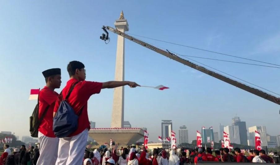 Ribuan Warga Padati Monas untuk Saksikan Kirab Bendera Merah Putih Menuju Istana Merdeka