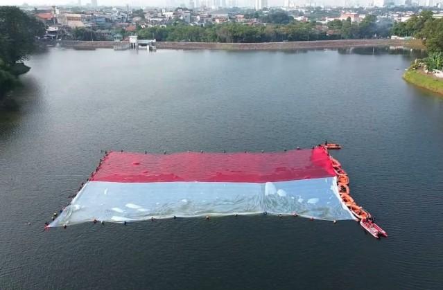 Bendera Merah Putih Raksasa Dibentangkan di Situ Gintung oleh Relawan Tangsel Sambut HUT ke-80 RI