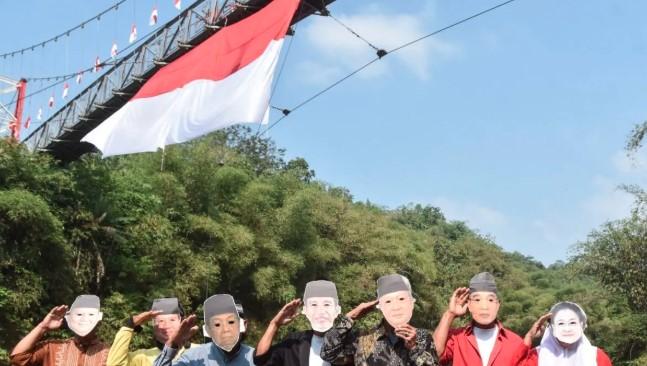 Warga Purbaratu Rayakan HUT ke-80 RI dengan Topeng Presiden di Jembatan Gantung Sukamenak