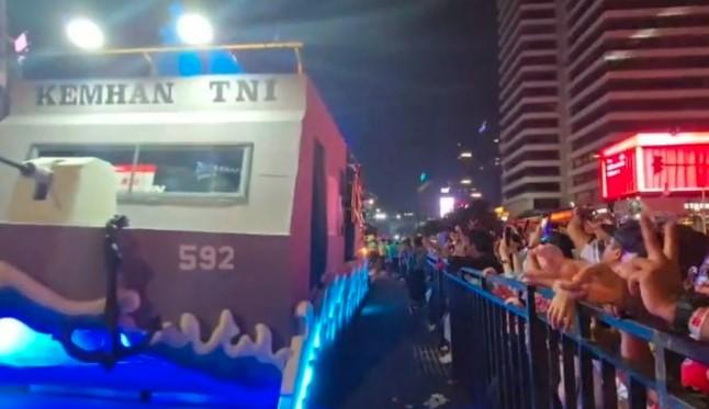 Mobil Karnaval Kemenhan Tampil Spektakuler di Monas, Tampilkan Kapal Perang hingga Figur Gatot Kaca