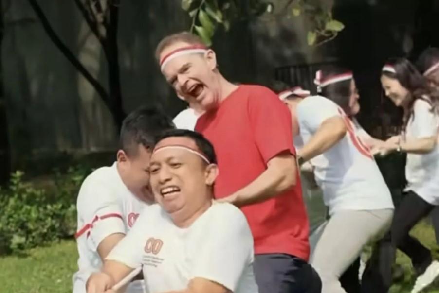 Dubes Inggris Meriahkan HUT RI ke-80 dengan Ikut Lomba Tarik Tambang