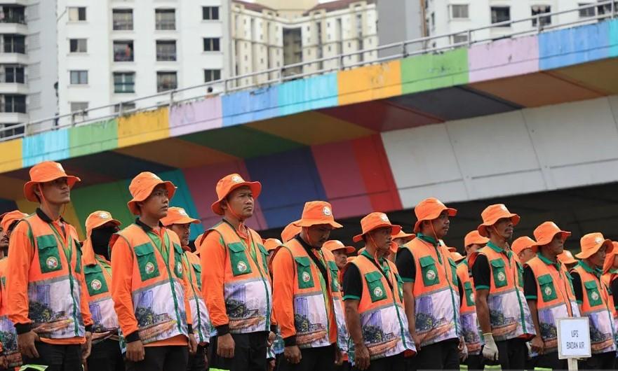 DLH DKI Jakarta Kerahkan 1.800 Petugas Angkut 79 Ton Sampah Sisa Perayaan HUT ke-80 RI