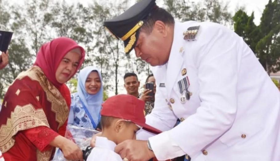 Pemkot Pariaman Bagikan Seragam Gratis untuk 1.371 Siswa Baru SD Negeri