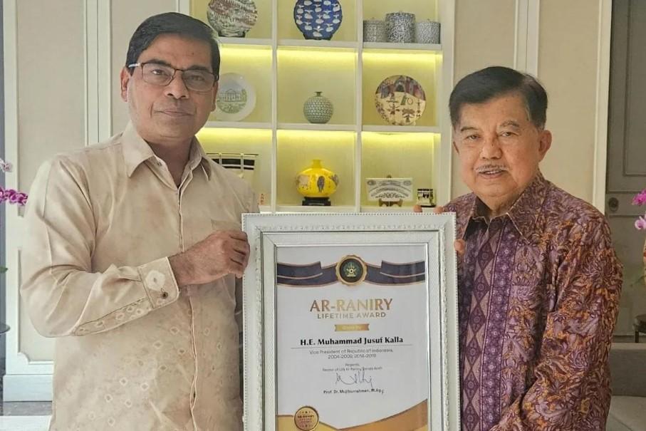 Jusuf Kalla Terima Ar Raniry Award atas Peran Penting dalam Perdamaian Aceh