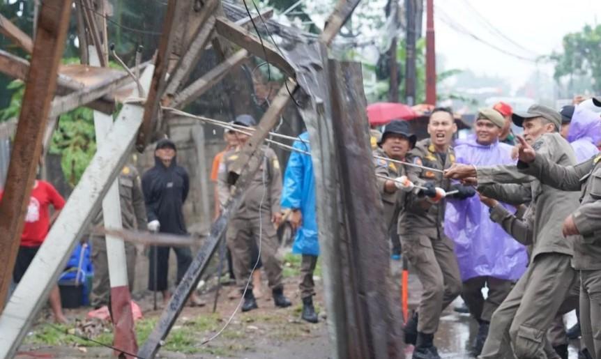 Satpol PP Bogor Tertibkan Bangunan Liar dan PKL di Citeureup, 43 Dibongkar Mandiri oleh Warga