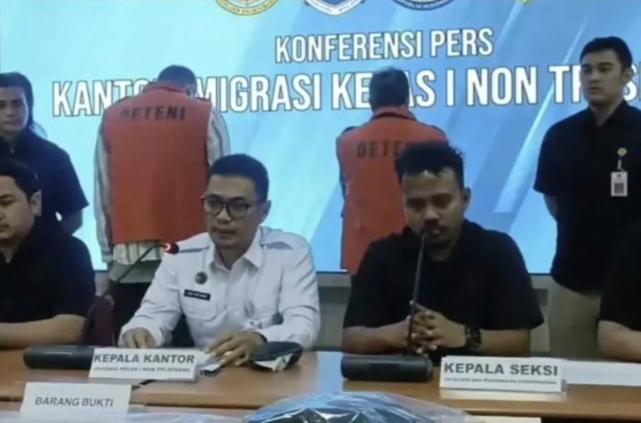 Dua WNA Iran Dideportasi Usai Tertangkap Curi Uang di Konter Pulsa Serang