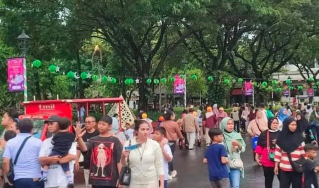 TMII Dikunjungi Rata-rata 20 Ribu Orang per Hari Selama Pekan HUT ke-80 RI, Panjat Pinang dan Parade Budaya Jadi Magnet