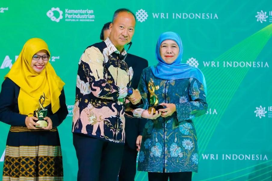 Jatim Raih Penghargaan Industri Hijau Terbaik Nasional, Khofifah: Ini Buah Kerja Keras Kolektif