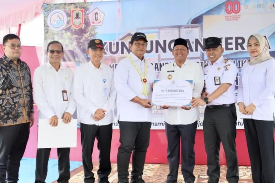 Wamen Transmigrasi Salurkan Rp4,8 Miliar untuk Pembangunan di Cahaya Baru Batola