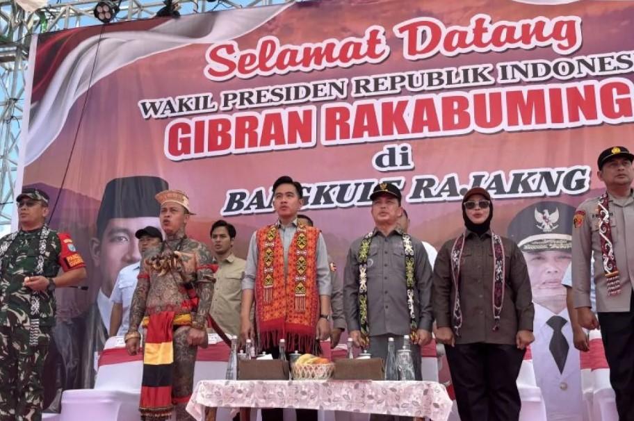 Gibran Temui Panglima Jilah di Kalbar, Warga TBBR Minta Dibangunkan Rumah Adat