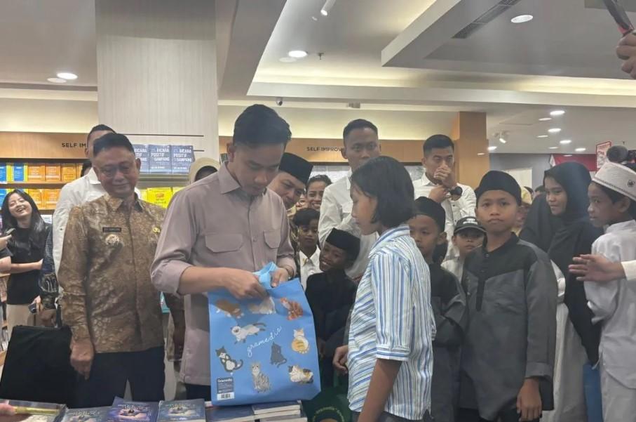 Gibran Ajak Anak Panti dan Siswa Sekolah Rakyat Belanja Buku di Pontianak