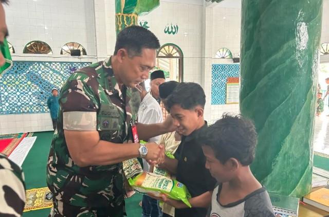 Lanud Pattimura Salurkan 250 Paket Beras untuk Warga Miskin di Ambon