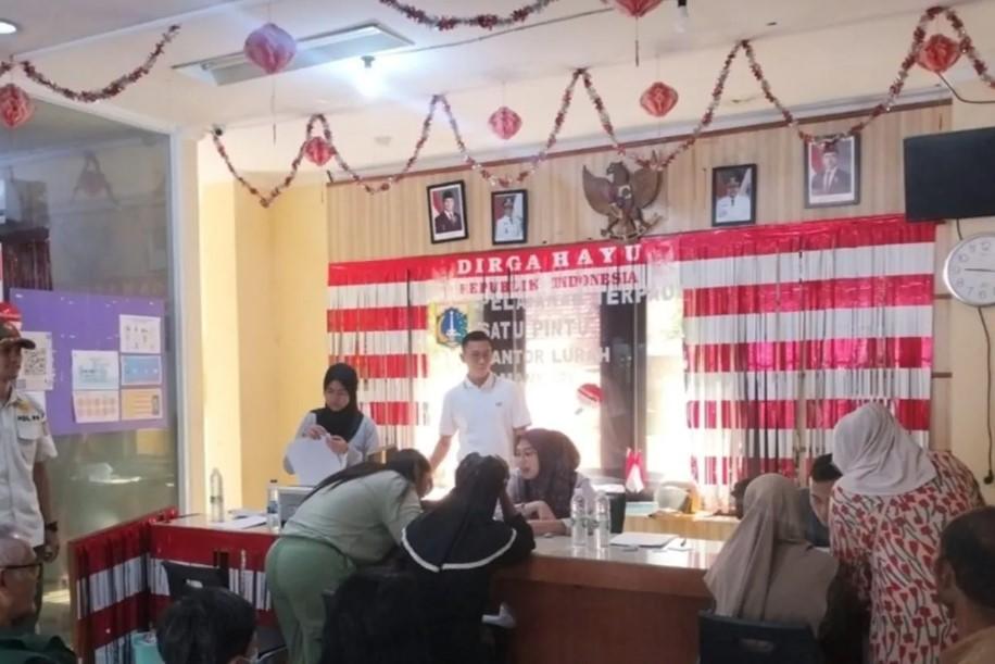 Pemprov DKI Distribusikan Kartu Lansia Jakarta untuk 60 Warga di Tamansari