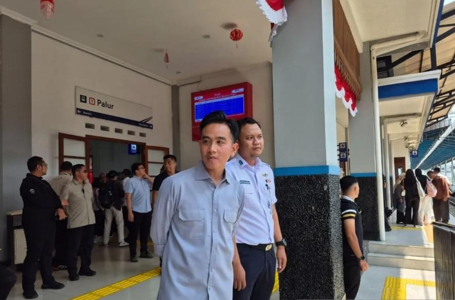 Wapres Gibran Tinjau Revitalisasi Stasiun dan Naik KA Bandara dari Palur ke Solo Balapan
