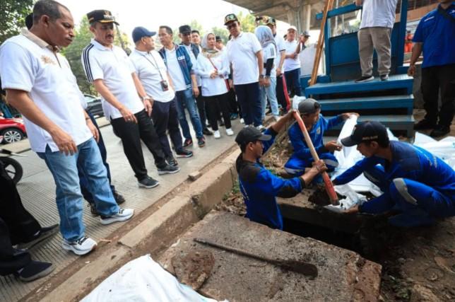 Antisipasi Banjir, Pemkot Jakarta Selatan Keruk Kali Uangan dan Saluran Mikro Ciledug Raya