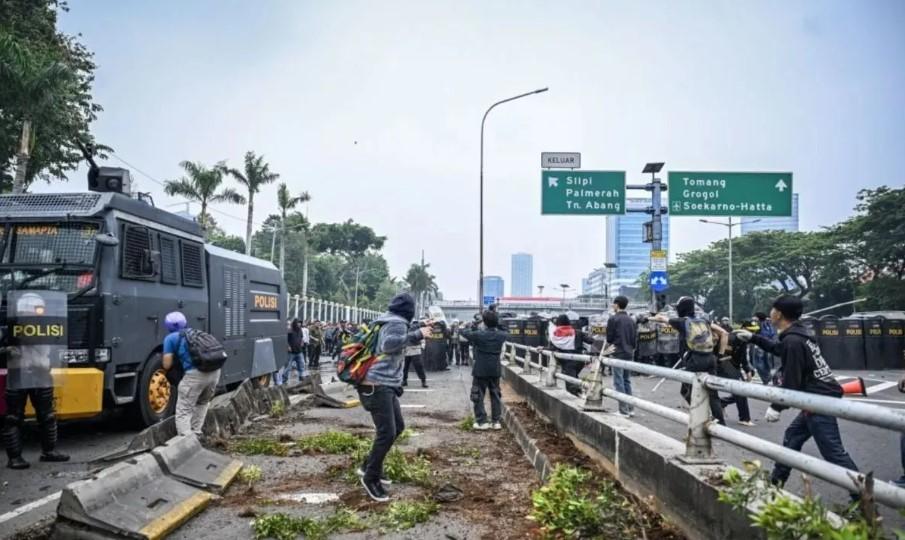 Lurah Manggarai Selatan Dipukuli Massa di Slipi, Mobil Dinas Rusak dan Ponsel Hilang