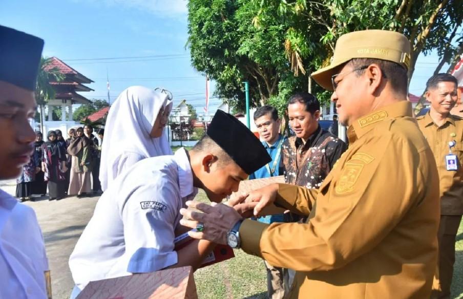 Pemkot Jambi Bagikan Sepatu Sekolah Gratis untuk Siswa Sekolah Rakyat