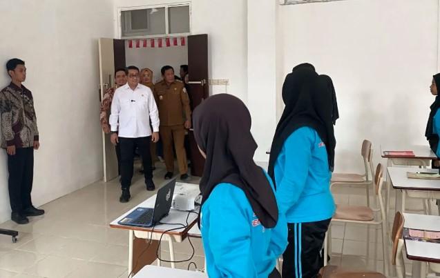 Menteri Ekraf Tinjau SRMP 28 Kendari, Dorong Penguatan Sekolah Rakyat Lewat Program Digitalisasi
