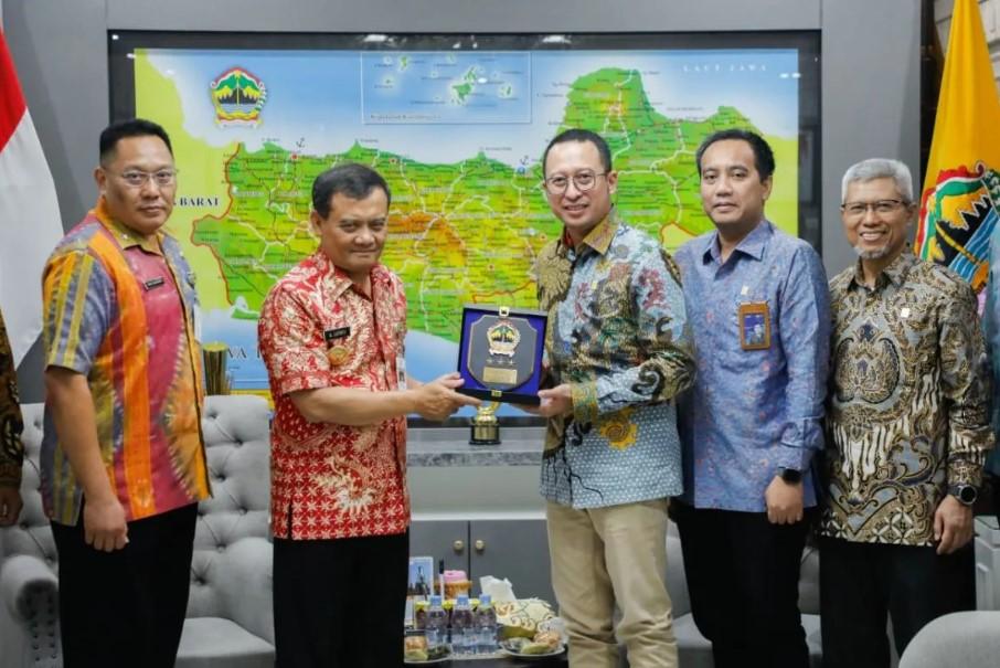 Jateng Targetkan 1.000 Sambungan Listrik Gratis bagi Warga Miskin pada 2025