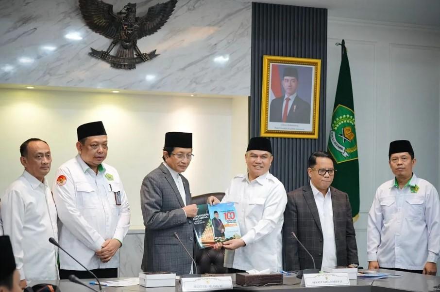 Itjen Kemenag Serahkan Laporan 100 Hari Kinerja dan Pengawasan Triwulan II ke Menag