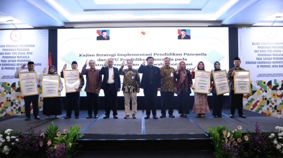 Kepala BPIP Beri Penghargaan Sekolah di Jawa Barat Aktif Gunakan Buku Teks Utama Pendidikan Pancasila